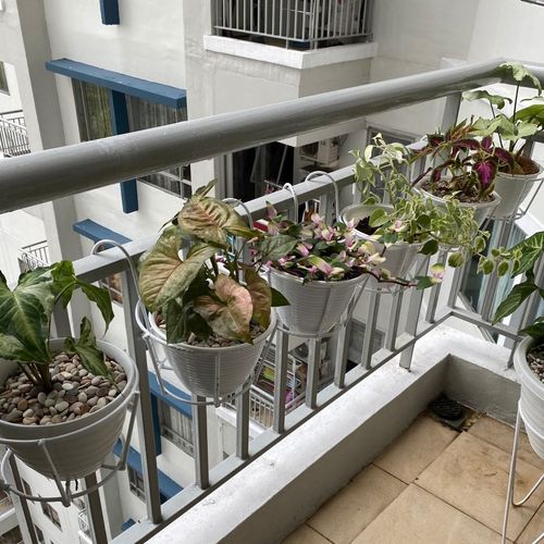 Desain balkon dengan pot tanaman minimalis